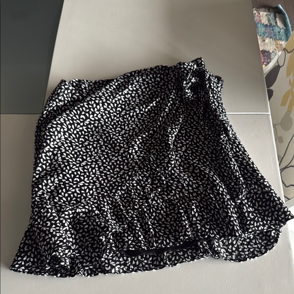 GAP Black and White Ruffled Wrap Mini Skirt